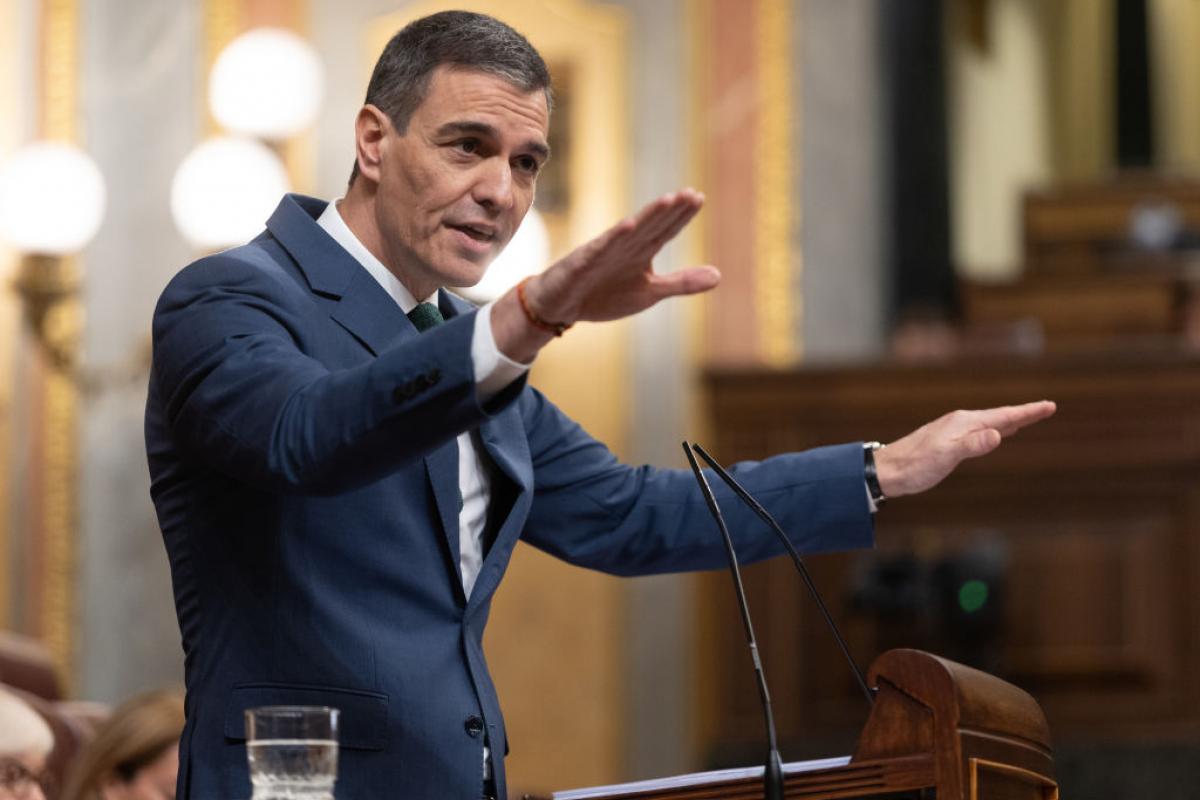 Pedro Sánchez gesticula desde la tribuna del Congreso