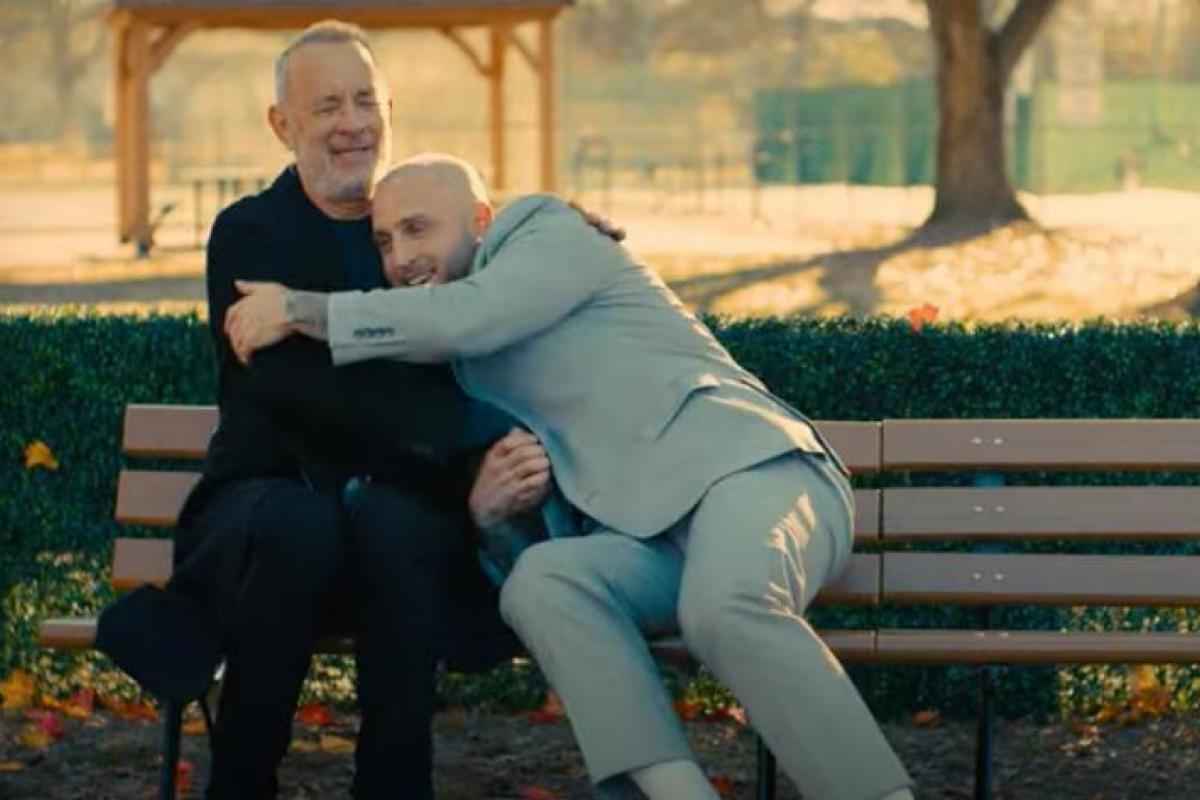 Tom Hanks y su hijo, en el videoclip de 'You Better Run'.
