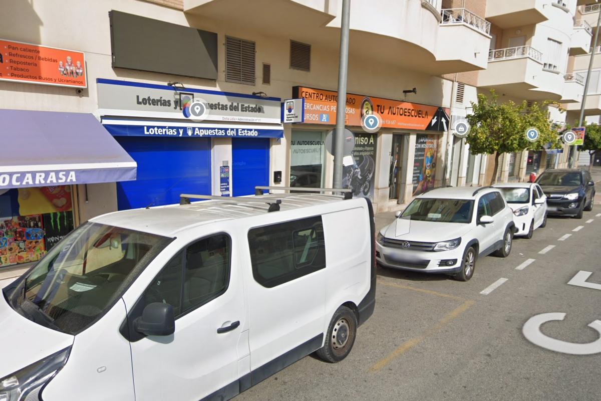 Administración de Loterías y Apuestas del Estado de Orihuela (Alicante) donde se ha vendido el primer premio de la Lotería Nacional de hoy.