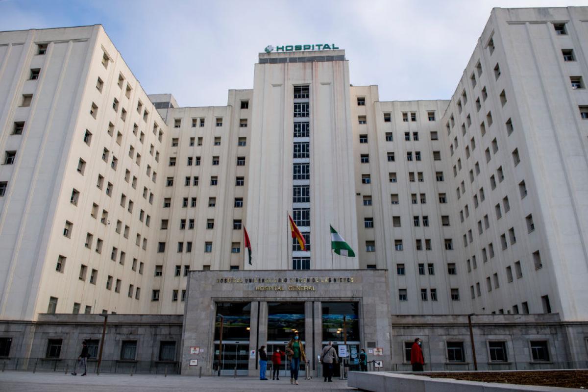 Vista de la fachada del hospital Virgen de las Nieves, en Granada.