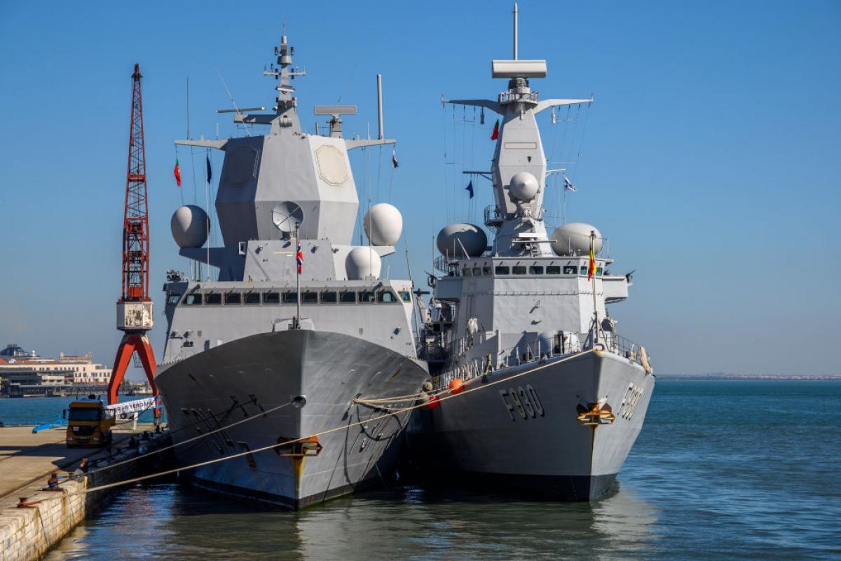 A la izquierda, la fragata de la Armada Real de Noruega HNoMS Thor Heyerdahl (clase Fridtjof Nansen, construida por Navantia); durante una maniobra conjunta de la OTAN, en el puerto de Lisboa (Portugal).