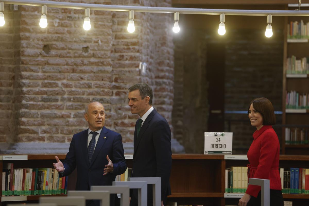El presidente del Gobierno, Pedro Sánchez (c), acompañado por la ministra de Ciencia, Innovación y Universidades, Diana Morant, conversa con el rector de la UNED, Ricardo Mairal (i), a su llegada al acto de apoyo a la universidad pública En defensa de una universidad de calidad.