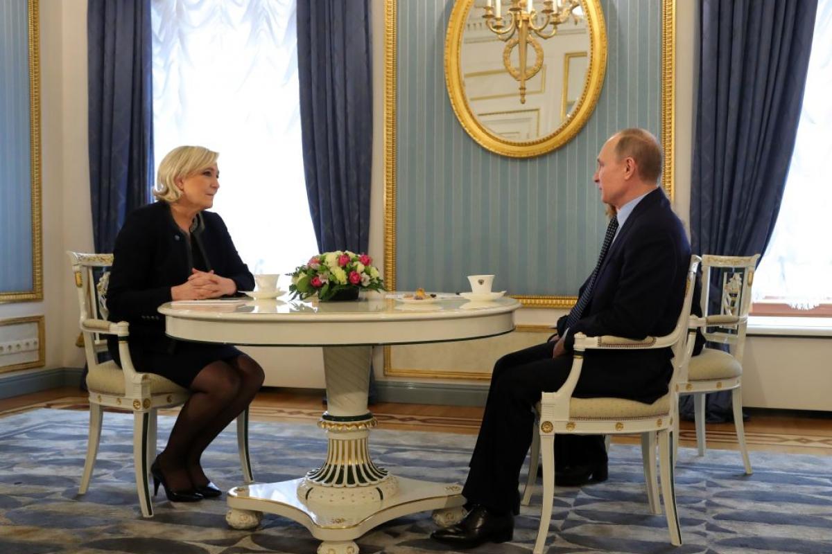Marine Le Pen, con Vladimir Putin en el Kremlin en una imagen de archivo en 2017