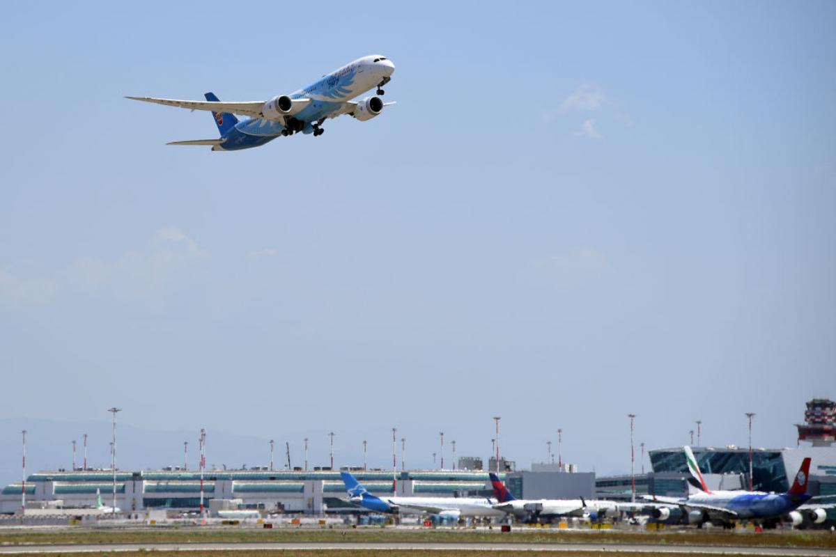 Un Boeing 787-9 de China Southern Airlines, en el aeropuerto romano de Fiumicino (Italia).