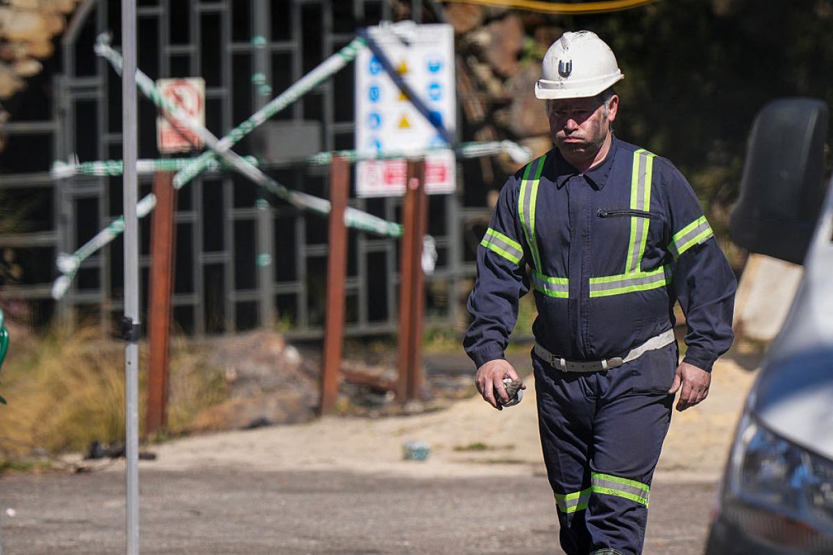 Un minero, con gesto afectado junto a la entrada clausurada de la mina Cerredo tras el accidente