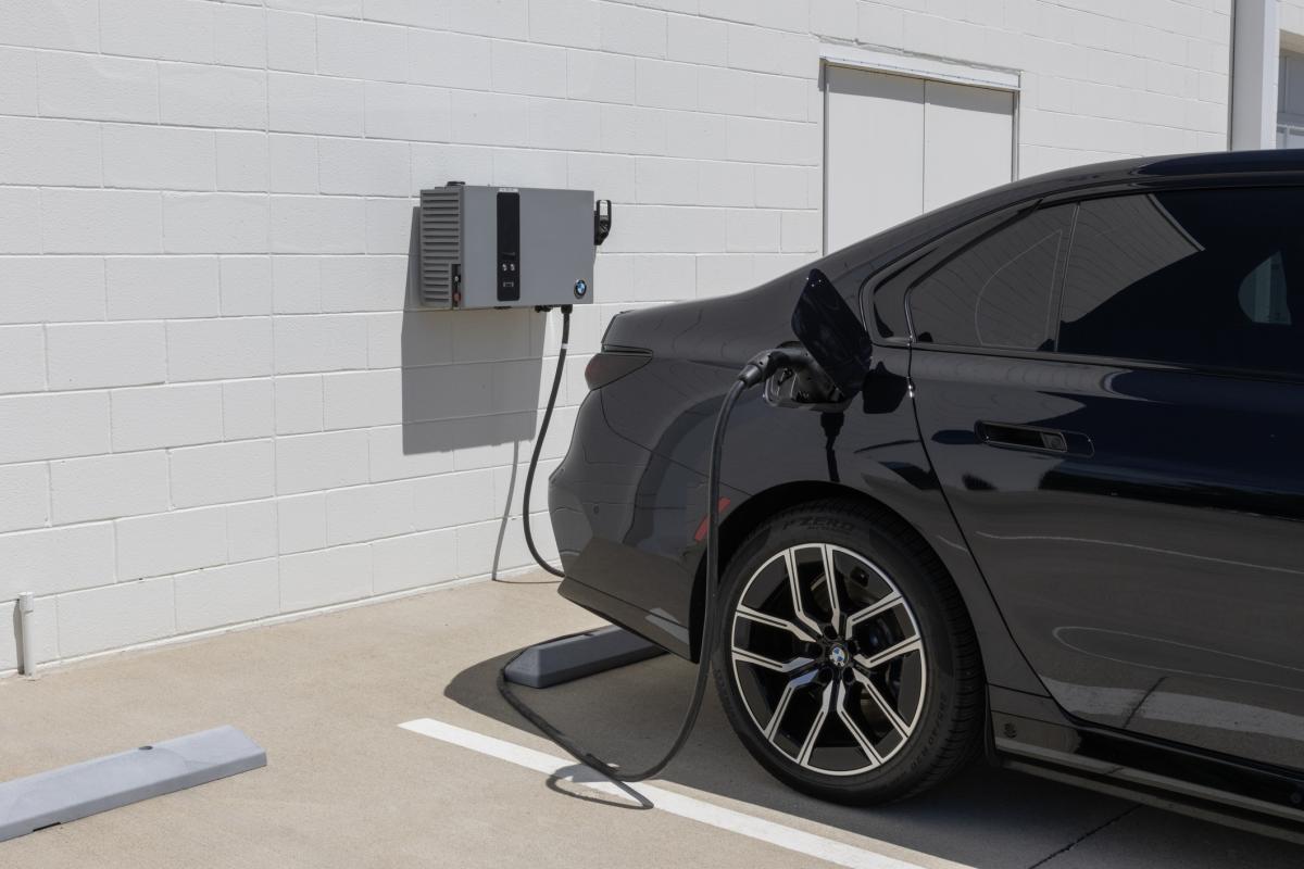 Imagen de archivo de un BMW i7 xDrive60, cargándose.