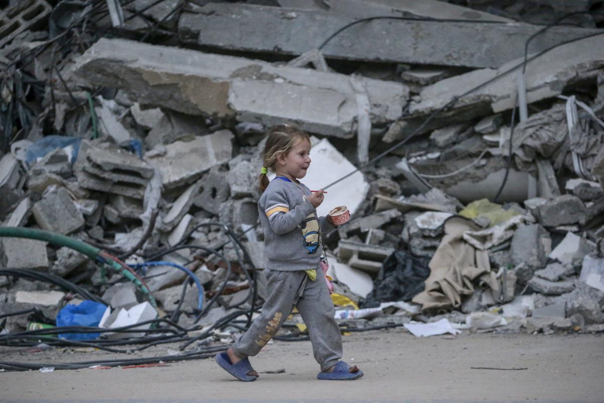 Imagen de una niña palestina caminando entre los escombros de Gaza.