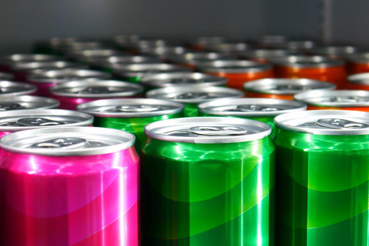 Imagen de varias latas de bebida.