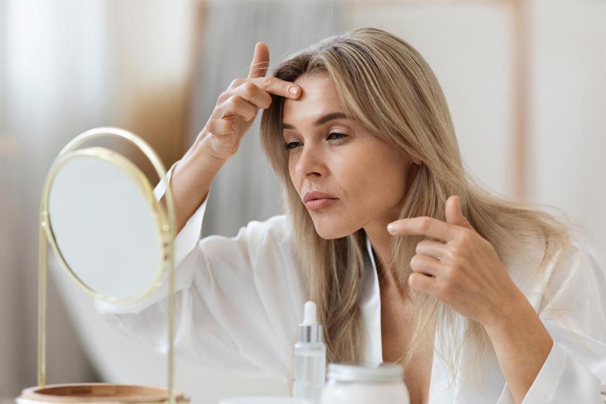 Una chica mirándose en un espejo.