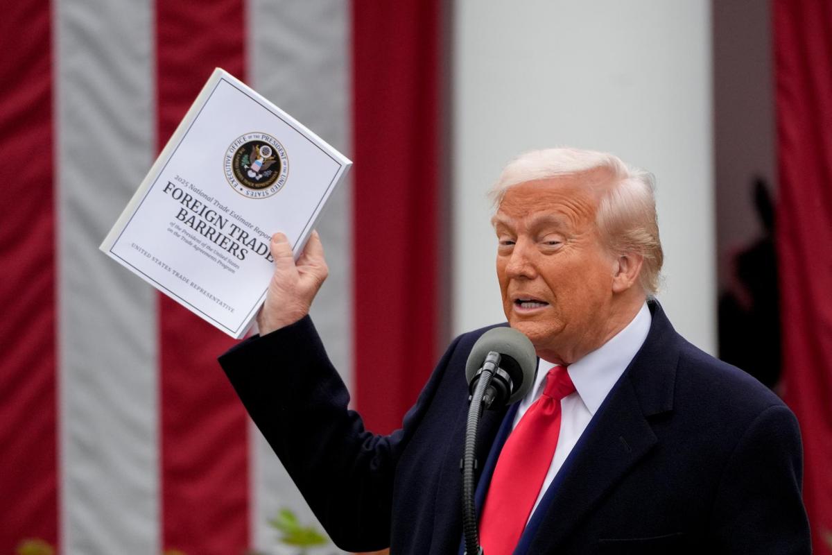 El presidente Donald Trump anunciando nuevos aranceles.