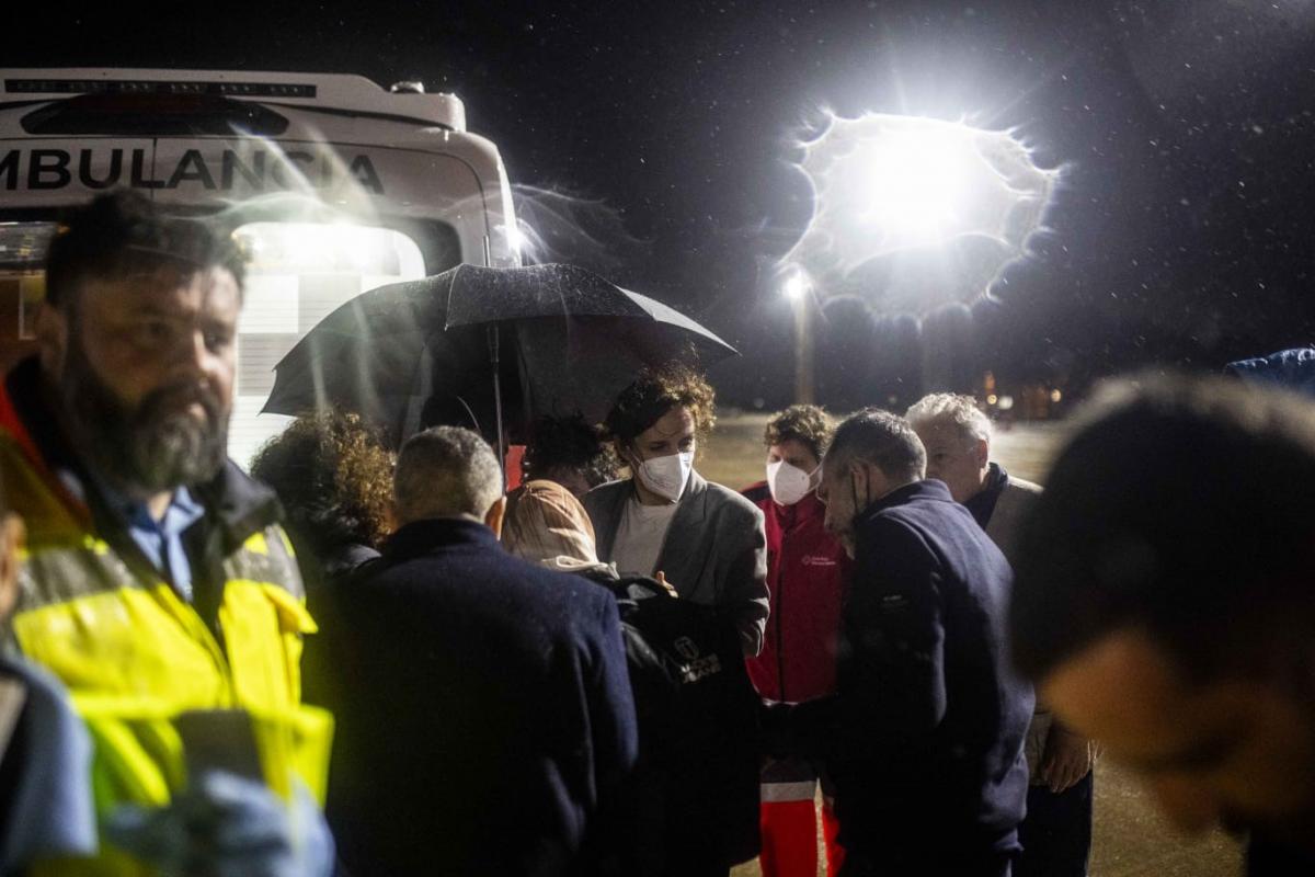 La ministra de Sanidad, Mónica García, recibe a los 13 menores con cáncer en Zaragoza.