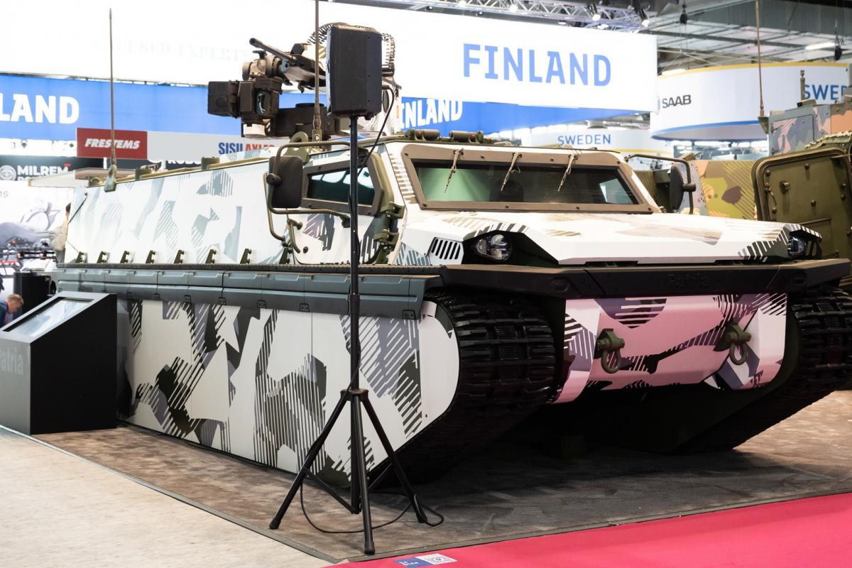 El tanque Famous ATV en una feria de armamento.