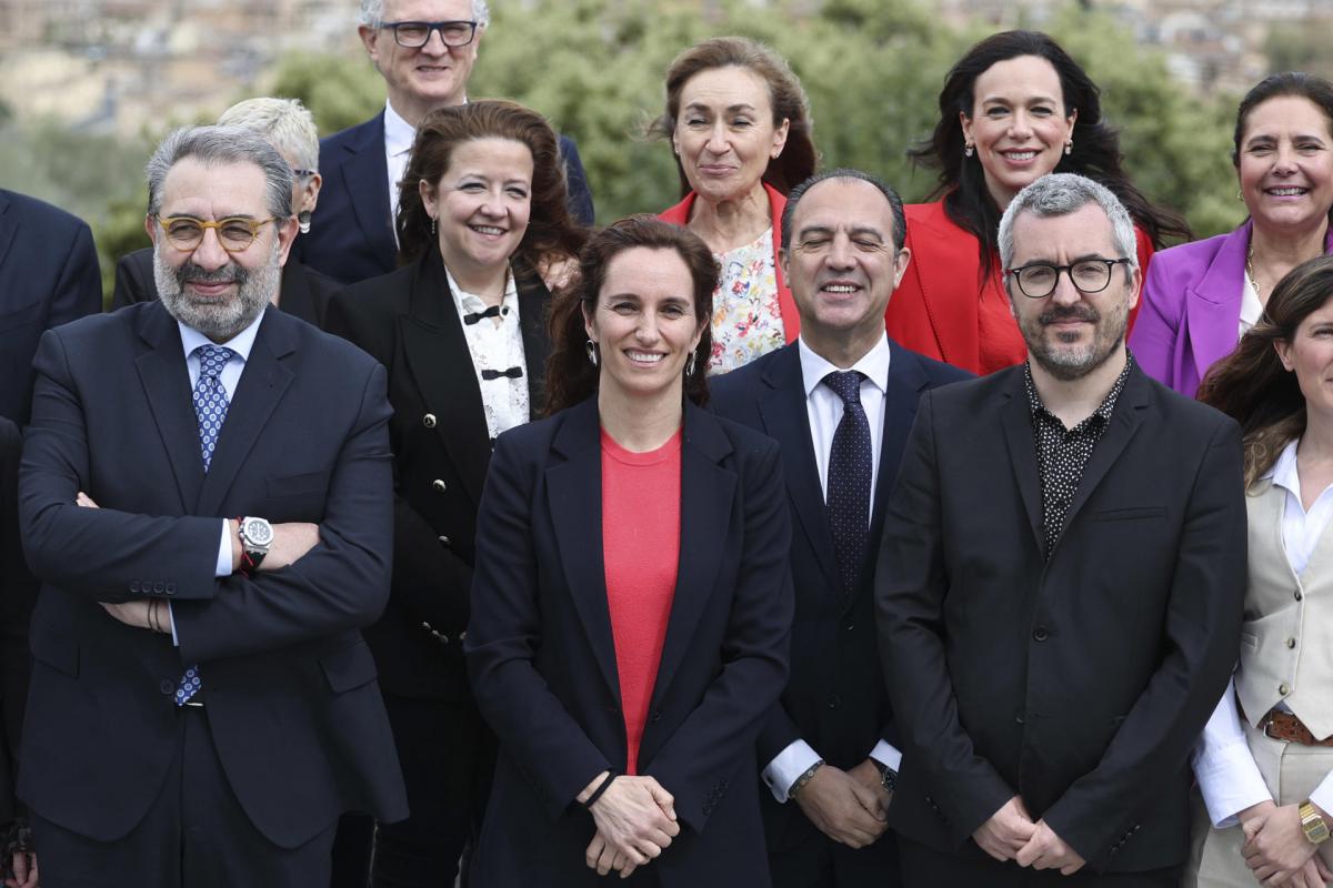 La ministra de Sanidad, Mónica García, posa para la foto de familia tras el Consejo Interterritorial de Salud, este viernes en Toledo.