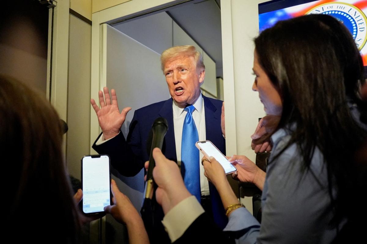 Donald Trump atiende a los medios en el Air Force One, de regreso a Washington tras pasar el fin de semana en Florida.