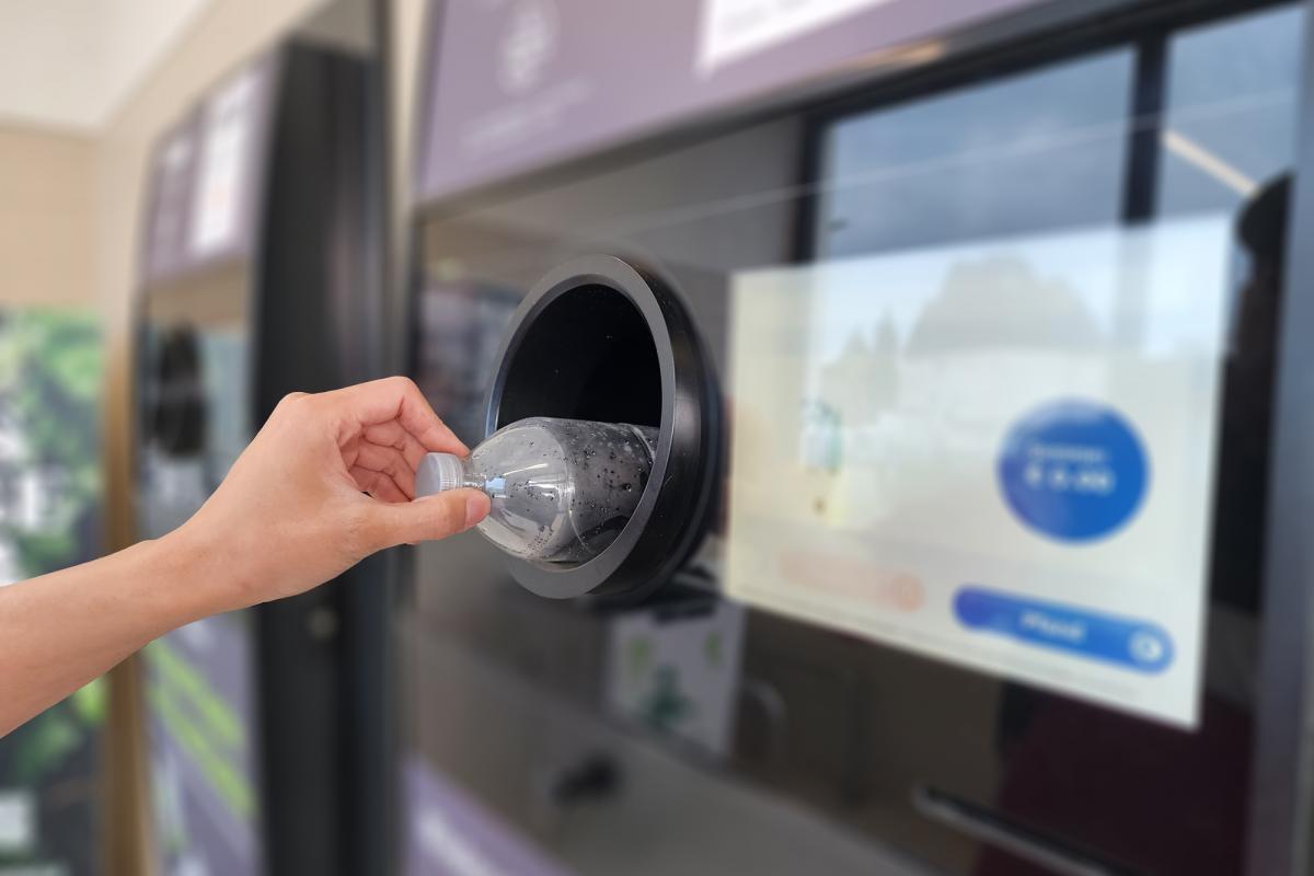 Imagen de archivo de una máquina de reciclaje de botellas y otros tipos de envases de plástico.