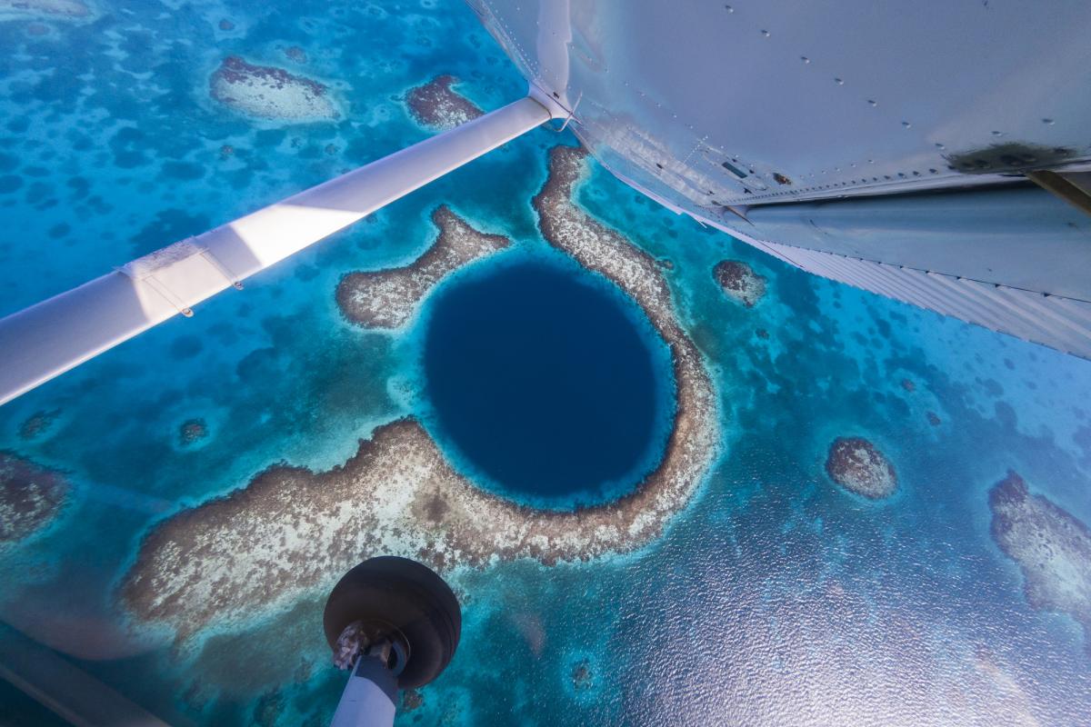 Imagen de archivo del Gran Agujero Azul de Belice, en una instantánea tomada desde un avión.
