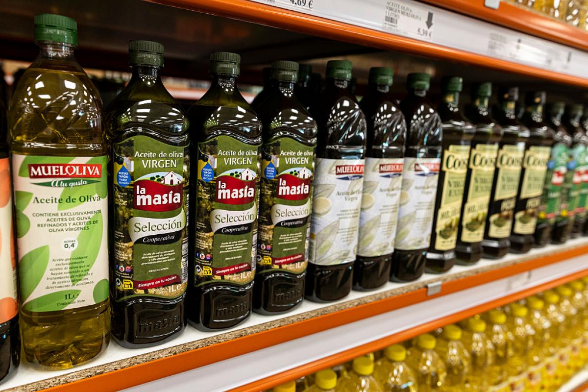Lineal de un supermercado en España con varias marcas de aceite de oliva.