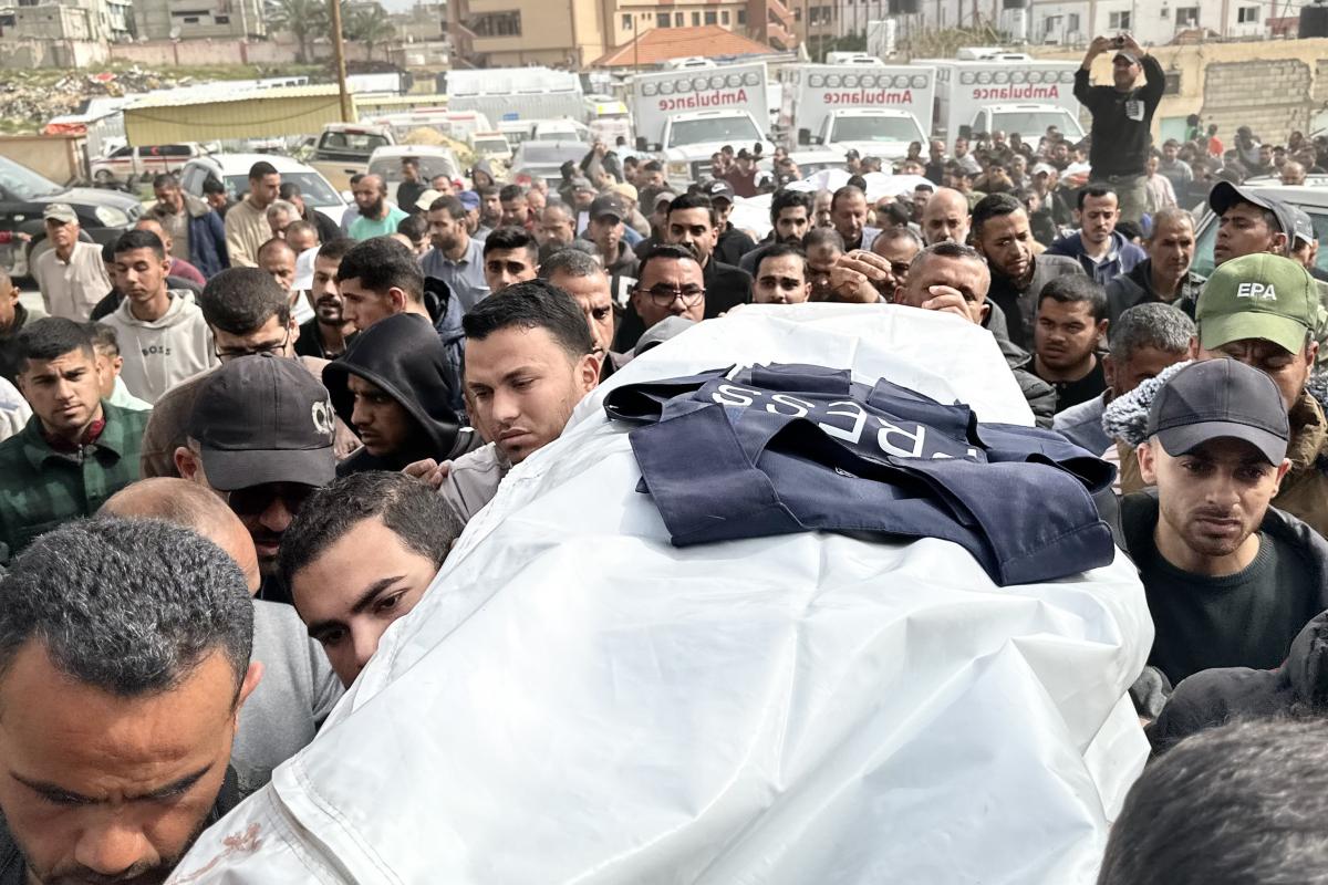 Palestinos portando el cadáver de uno de los periodista palestino muertos en ataques israelíes, en el Hospital Nasser; en una imagen de archivo.
