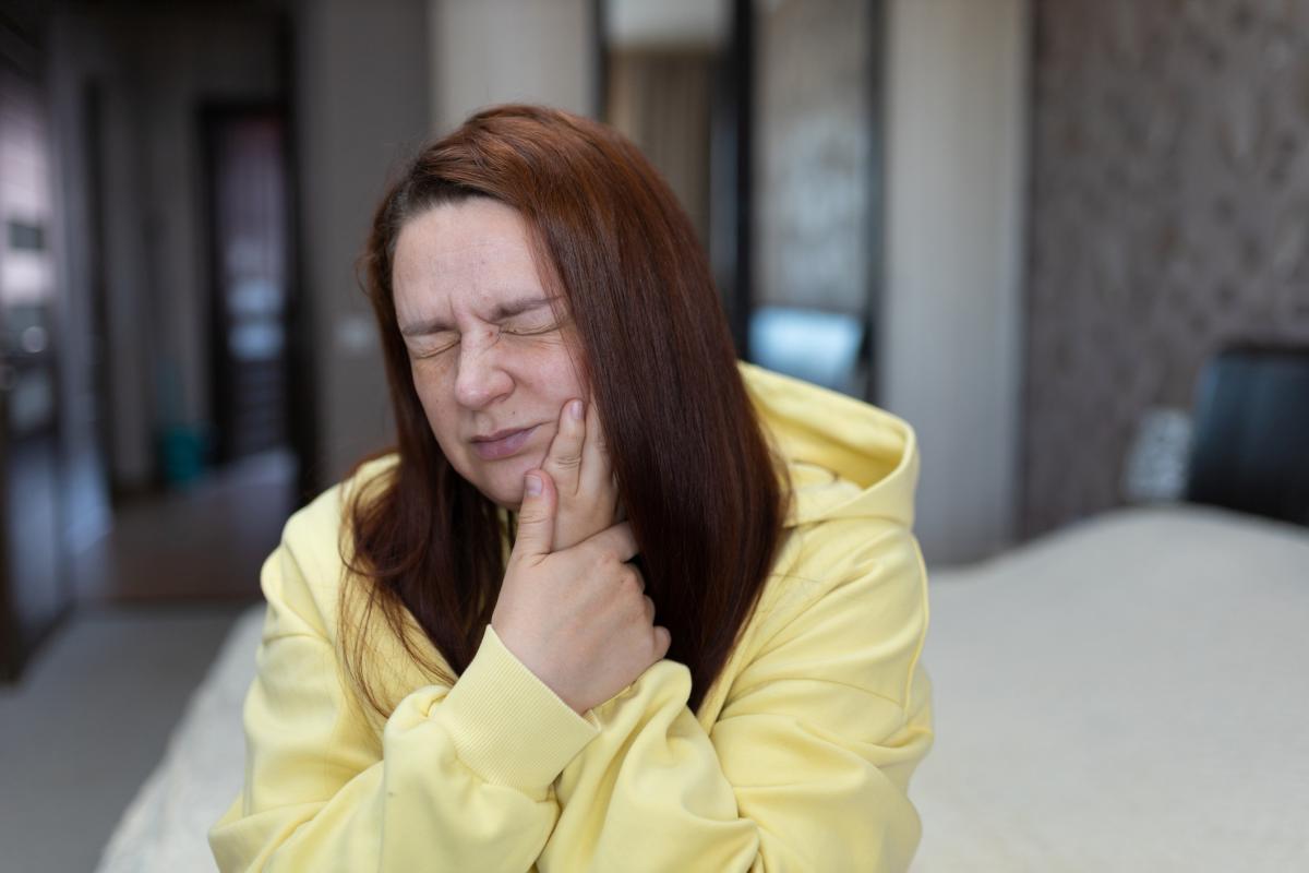 Un chica se queja de dolor de dientes.