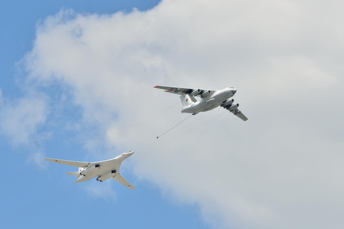 El bombardero Tupolev Tu-160 sobrevuela el cielo de Moscú.