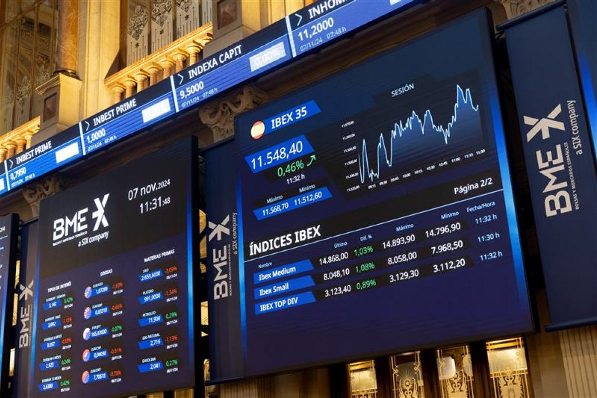 Imagen de archivo de los paneles luminosos de la Bolsa de Madrid.
