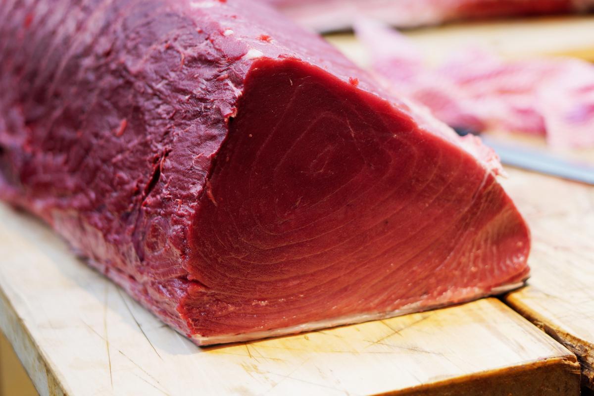 Imagen de archivo de un toro de atún rojo en una pescadería.