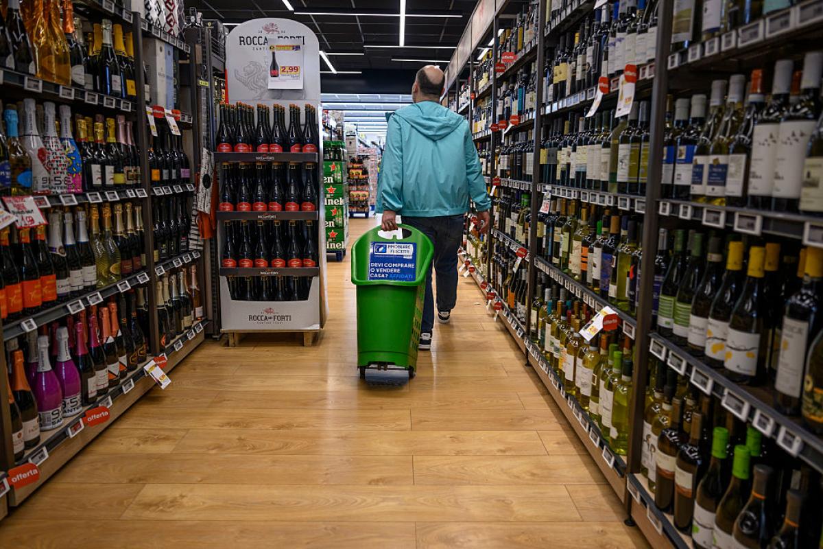 Un hombre camina por una vinoteca de Roma.