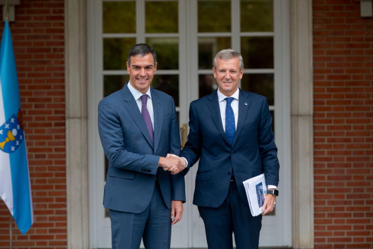 El presidente del Gobierno, Pedro Sánchez, y el mandatario gallego, Alfonso Rueda, en una imagen de archivo durante una recepción en Moncloa.
