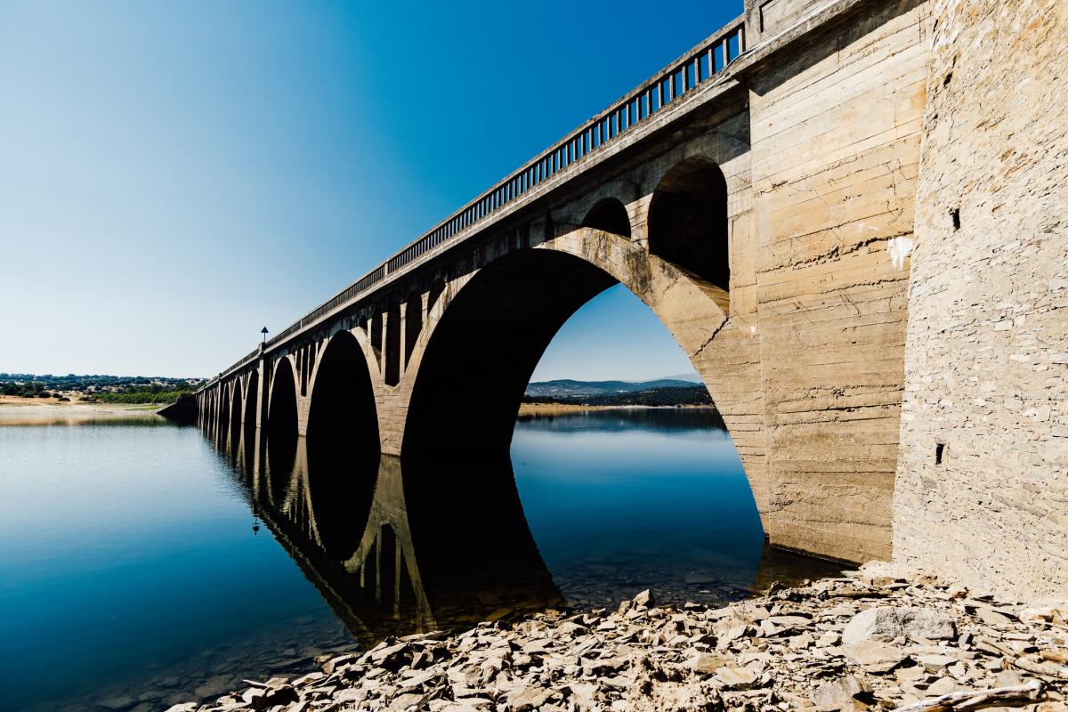 Puente sobre el embalse Santa Teresa, en Salamanca.
