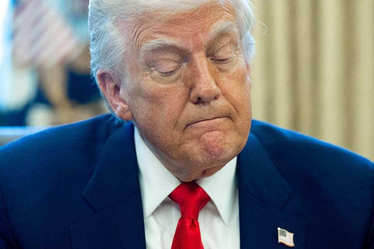 Donald Trump gesticula, serio, en el Despacho Oval