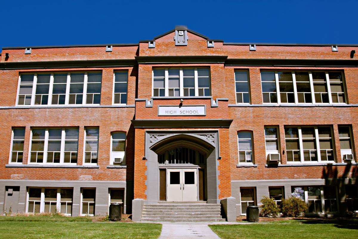 Imagen de archivo de una fachada de un centro educativo.