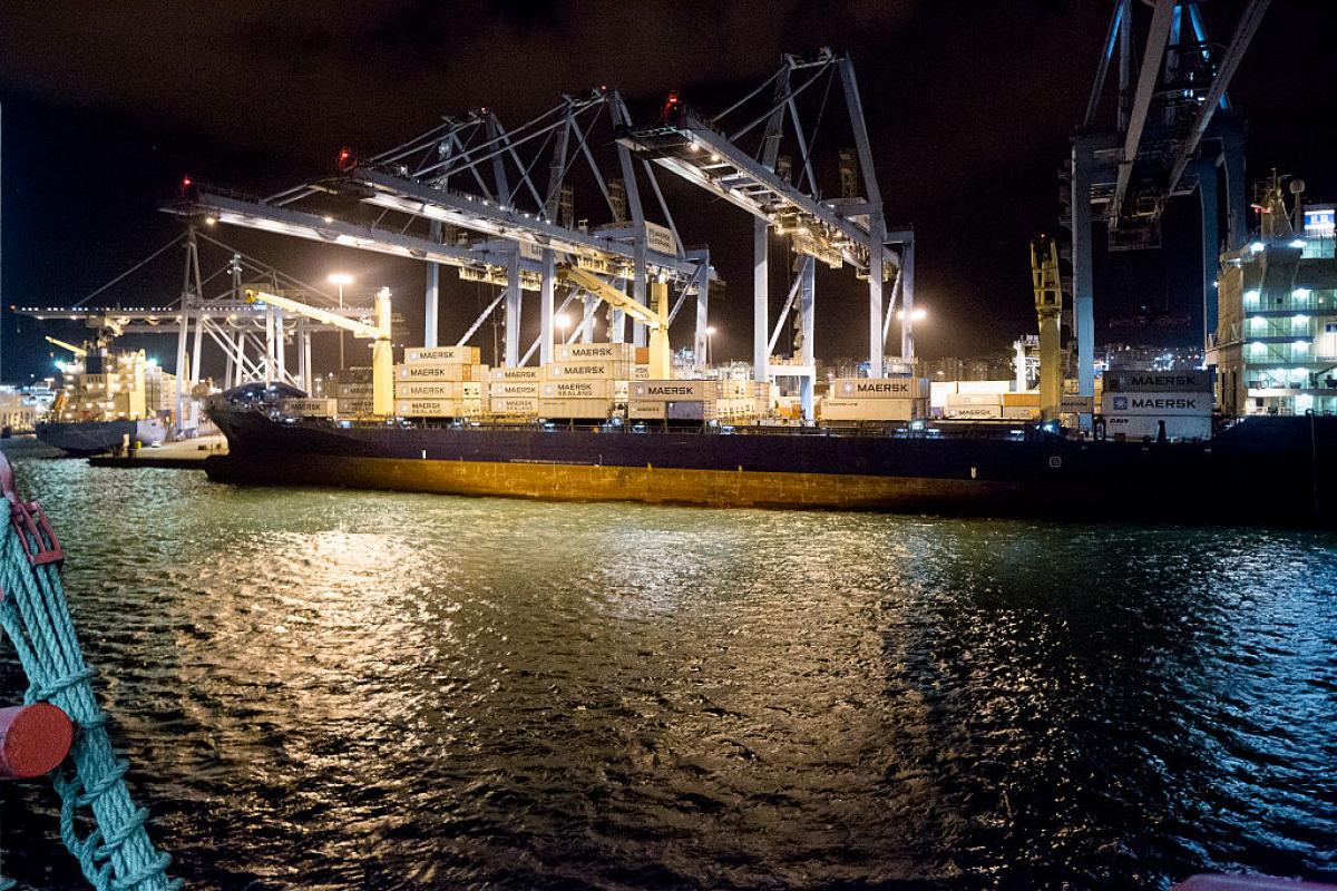 Un buque descarga en el puerto de Algeciras, Cádiz.