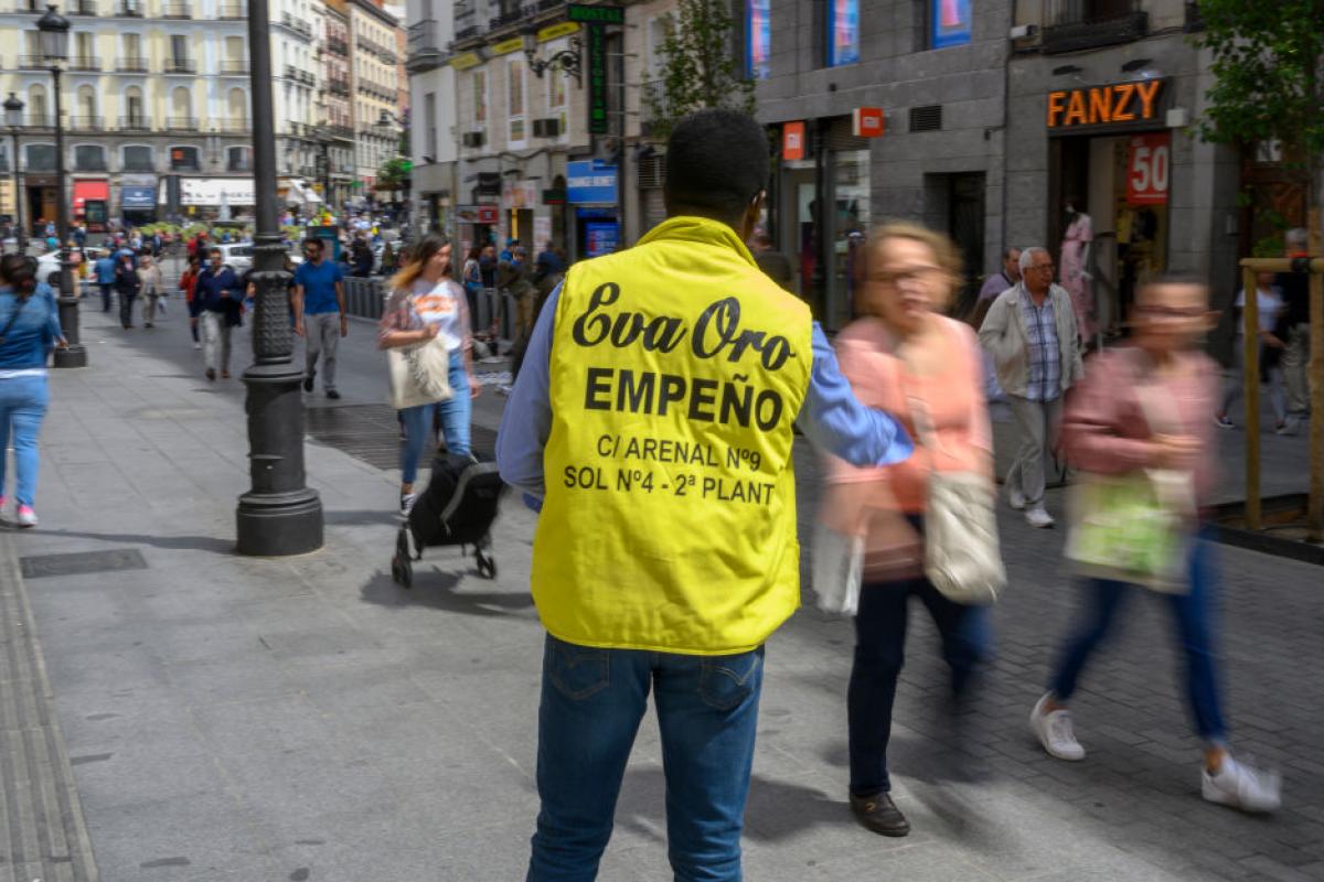 Un trabajador de un establecimiento de compra de oro en el centro de Madrid.