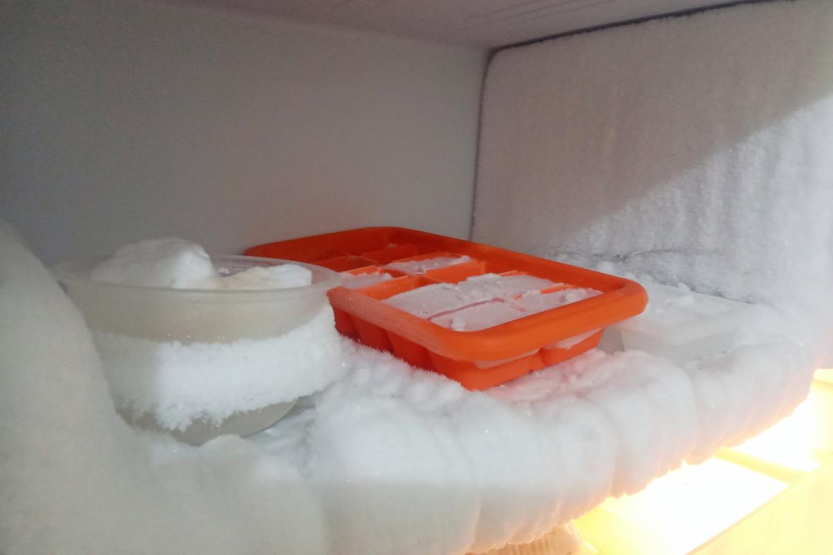 Congelador con una buena capa de hielo.