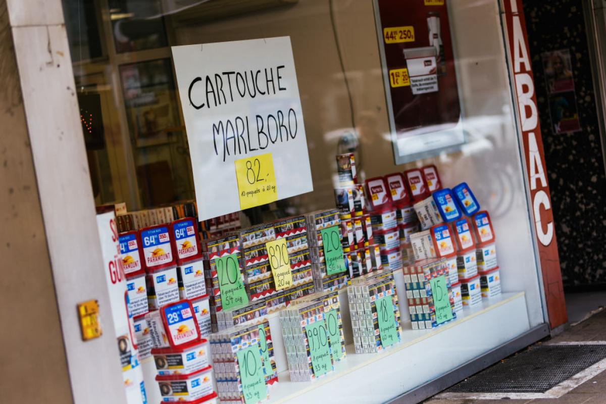 Escaparate de un estanco con un cartel promocional escrito en francés.