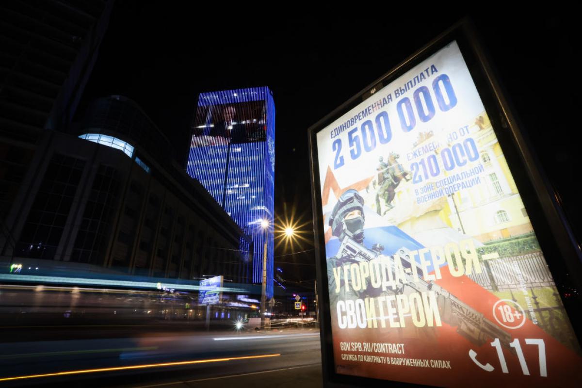 Un cartel que anima a unirse al Ejército ruso, en San Petersburgo.