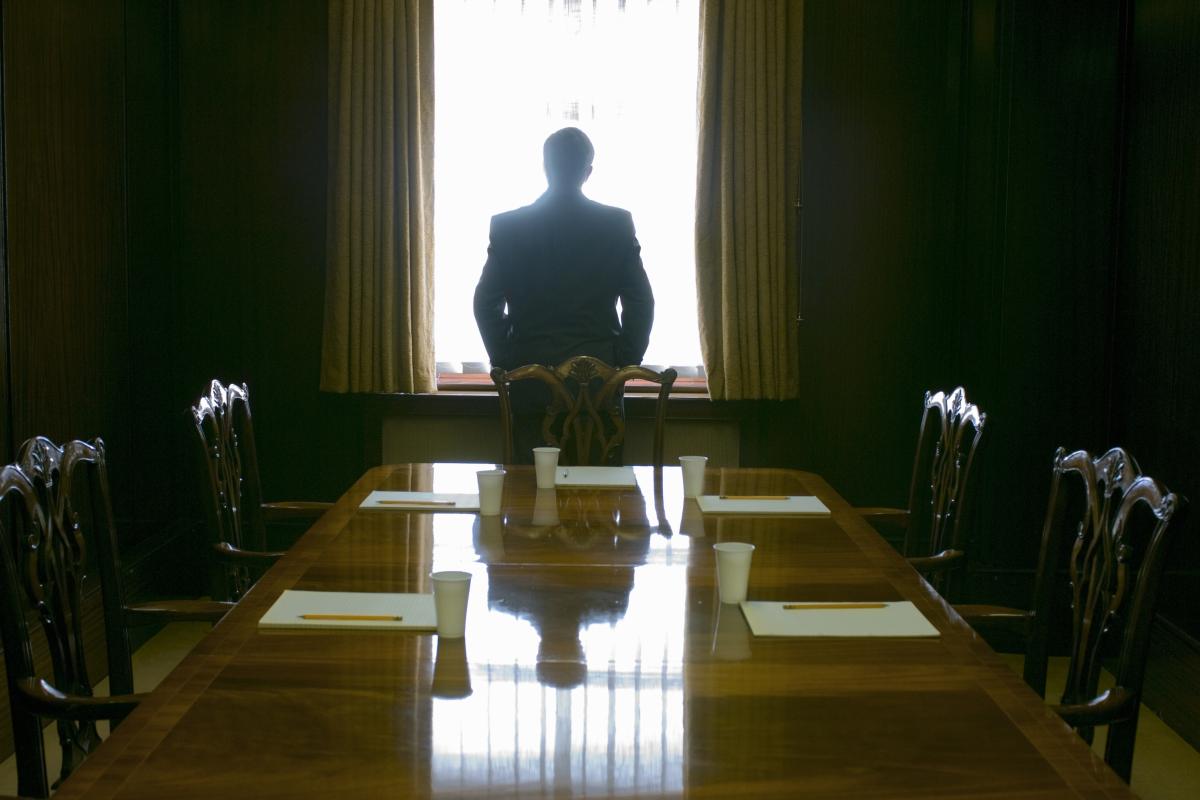 Una persona de espaldas en un lujoso despacho, en una imagen de archivo.