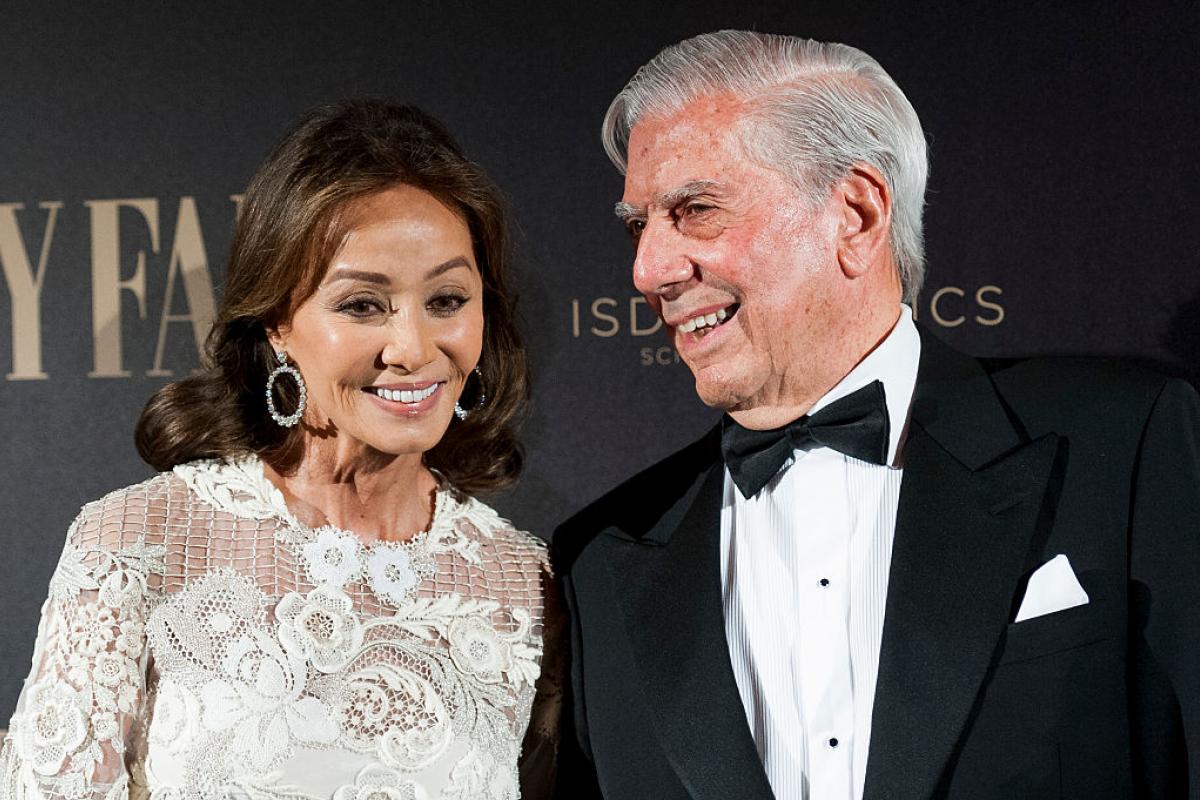 El escritor peruano, Mario Vargas Llosa, junto a Isabel Preysler en la alfombra roja de una entrega de premios
