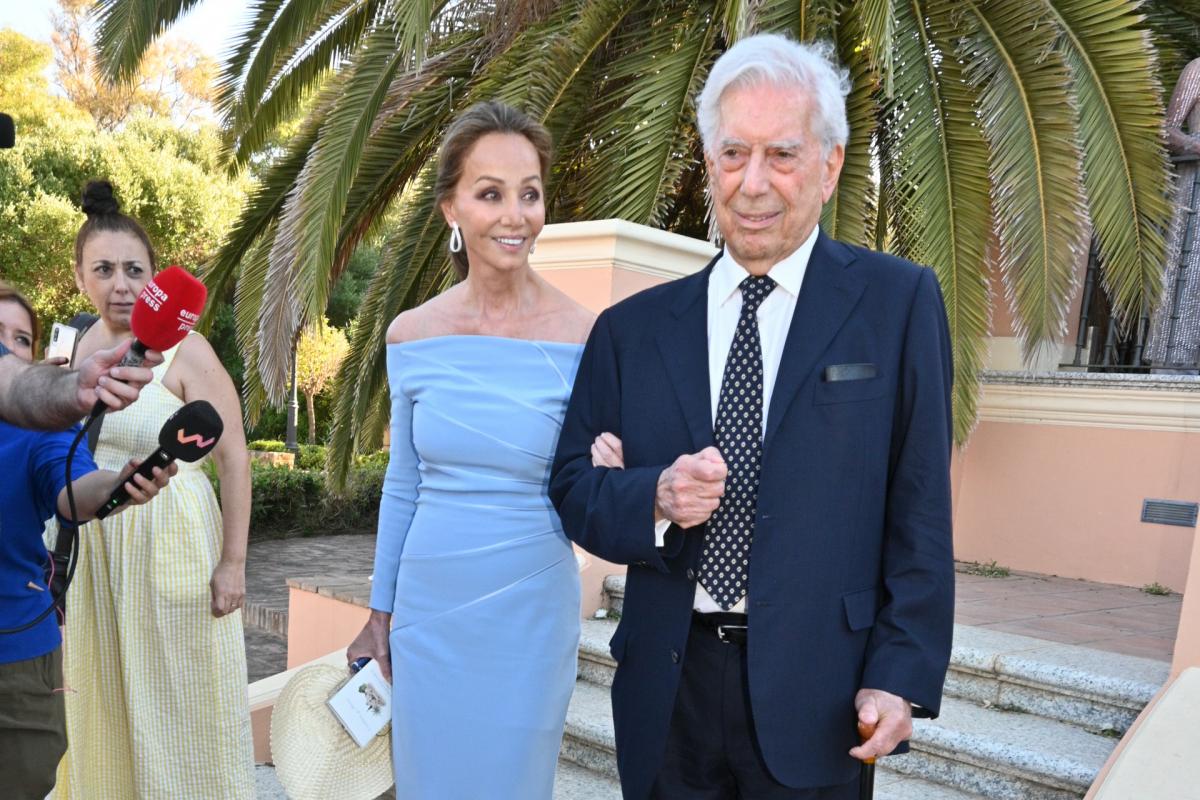 Isabel Preysler y Mario Vargas Llosa en la boda de Álvaro Castillejo y Cristina Fernández en Sotogrande en julio de 2022.
