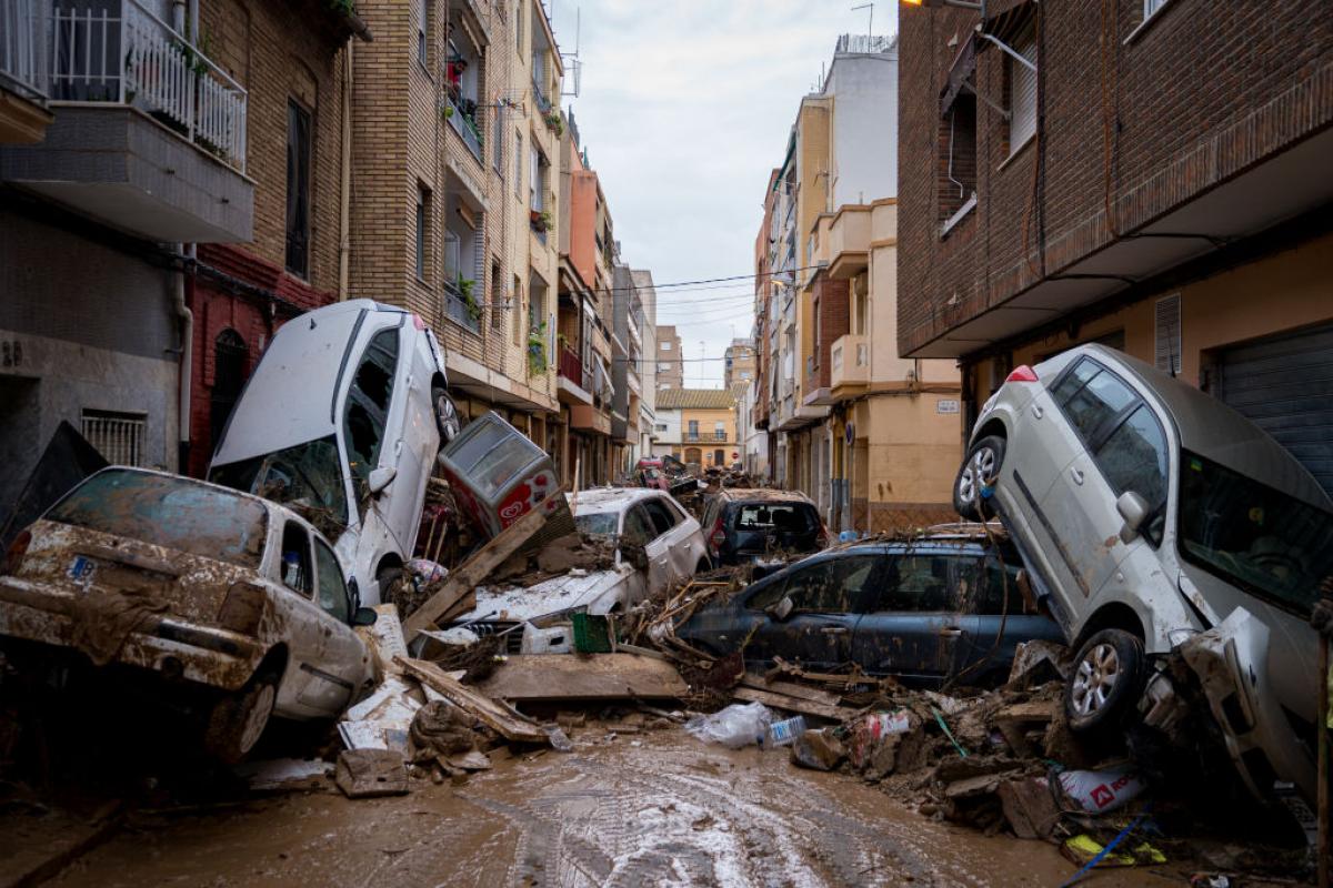 Coches destruidos y amontonado en las calle de Paiporta, tras el paso de la DANA por Valencia en octubre