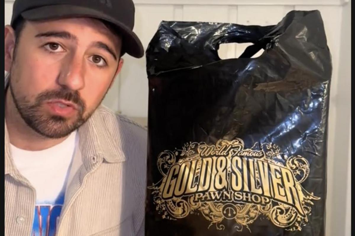 El creador de contenido ElChurches, en el vídeo del unboxing de la caja misteriosa de La Casa de los Empeños.