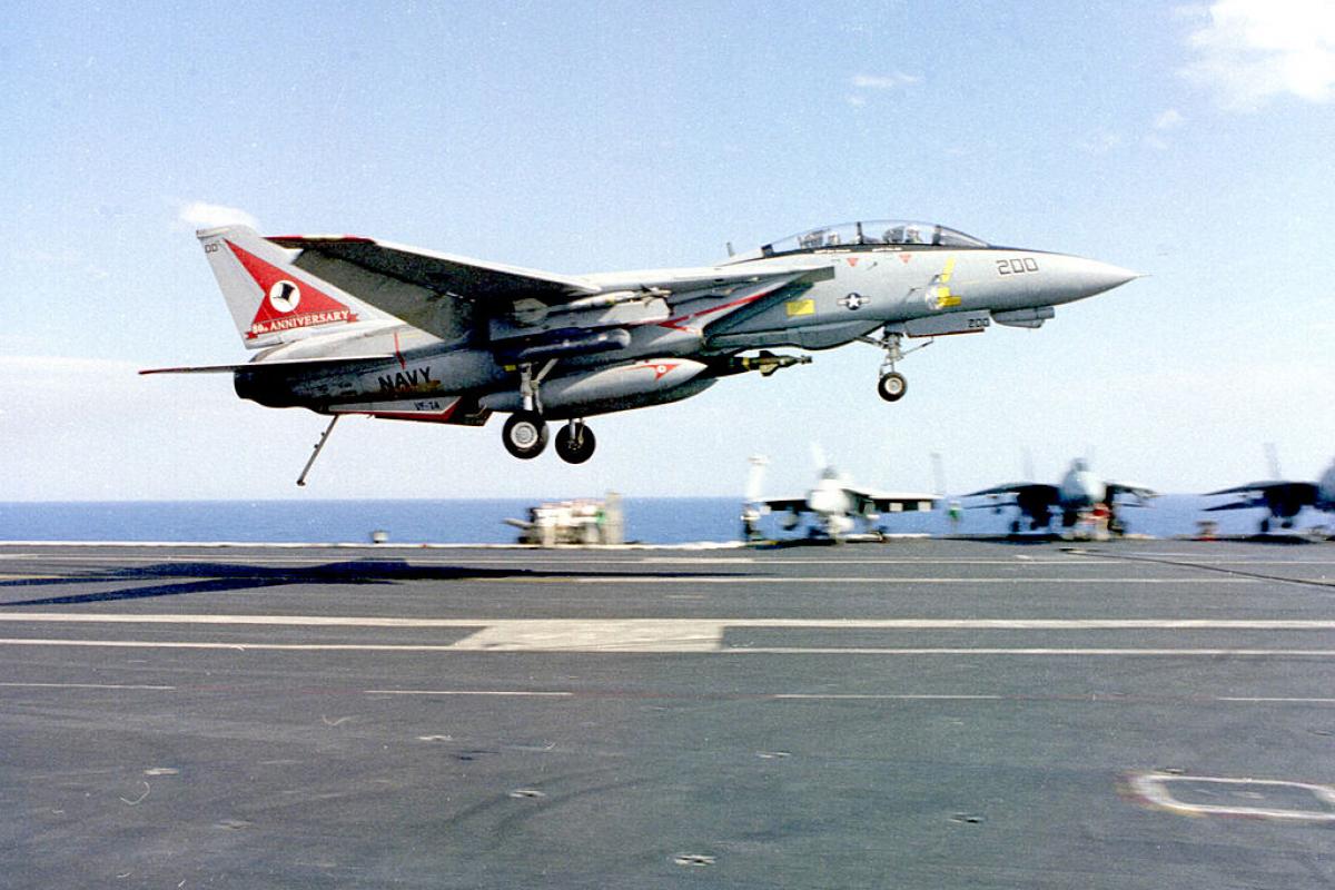 Un F-14 Tomcat aterriza en el portaaviones USS Theodore Roosevelt