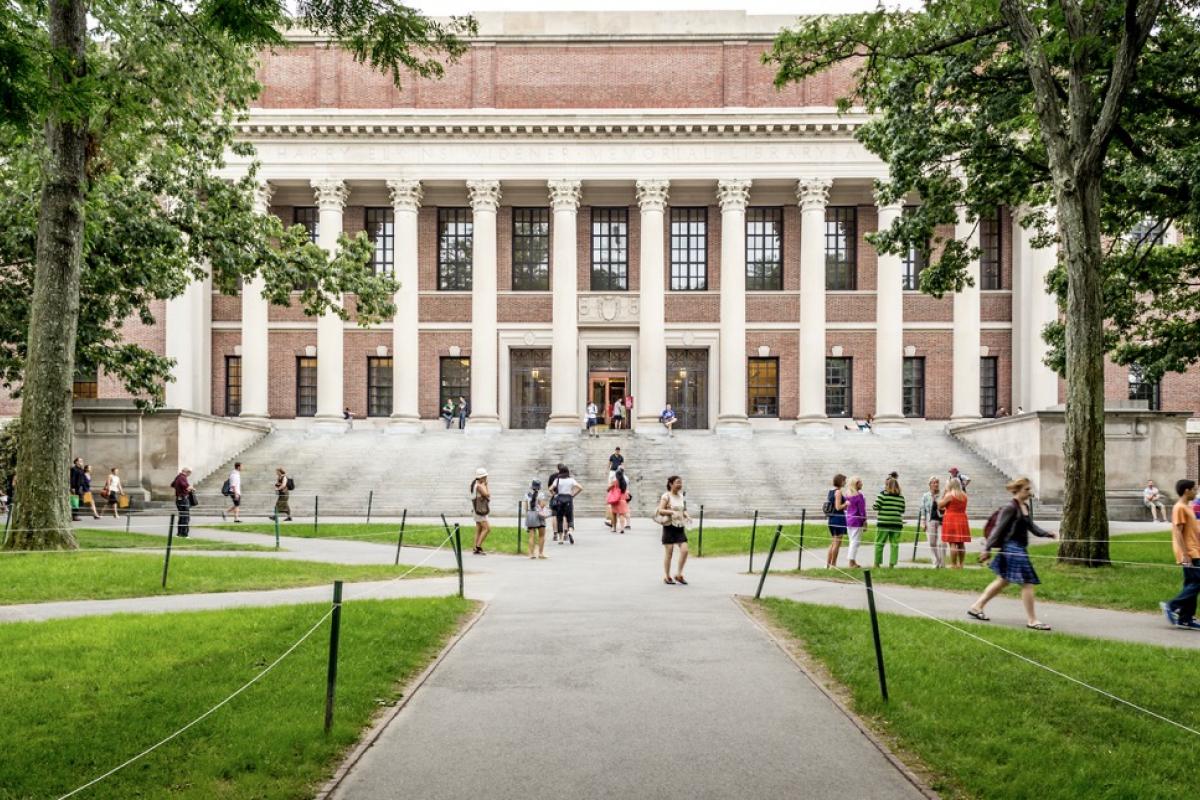 Vista del campus de la Universidad de Harvard, con algunos turistas y estudiantes.