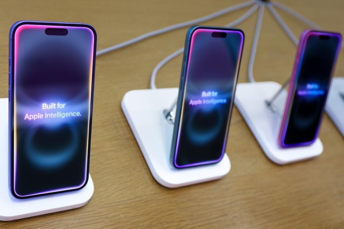 Foto de archivo de los iPhone 16 con Apple Intelligence.