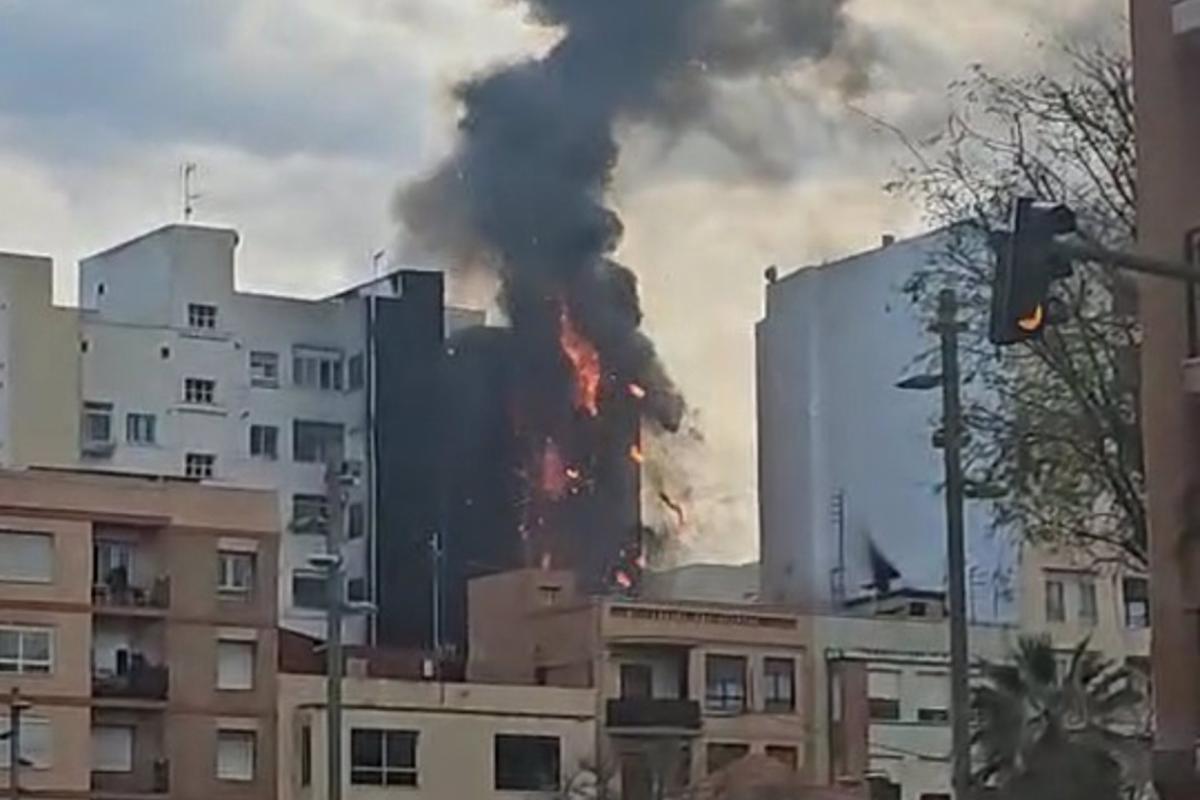 Imagen cedida a Europa Press del incendio en el edificio de Castellón de este miércoles.