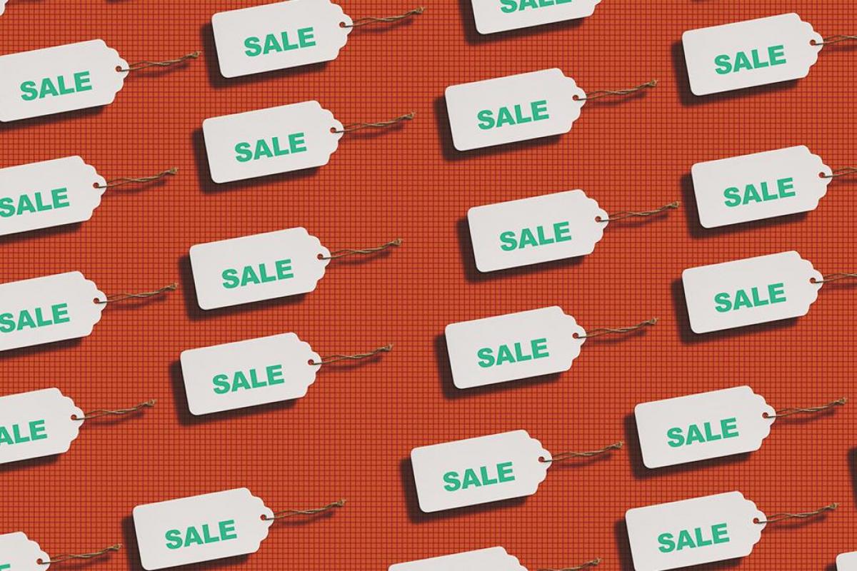 carteles de rebajas sobre fondo rojo