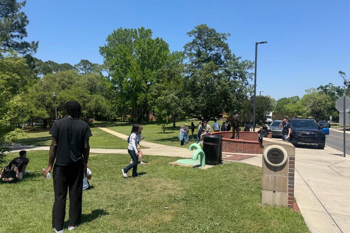 Estudiantes en el campus de la Universidad Estatal de Florida (EEUU)