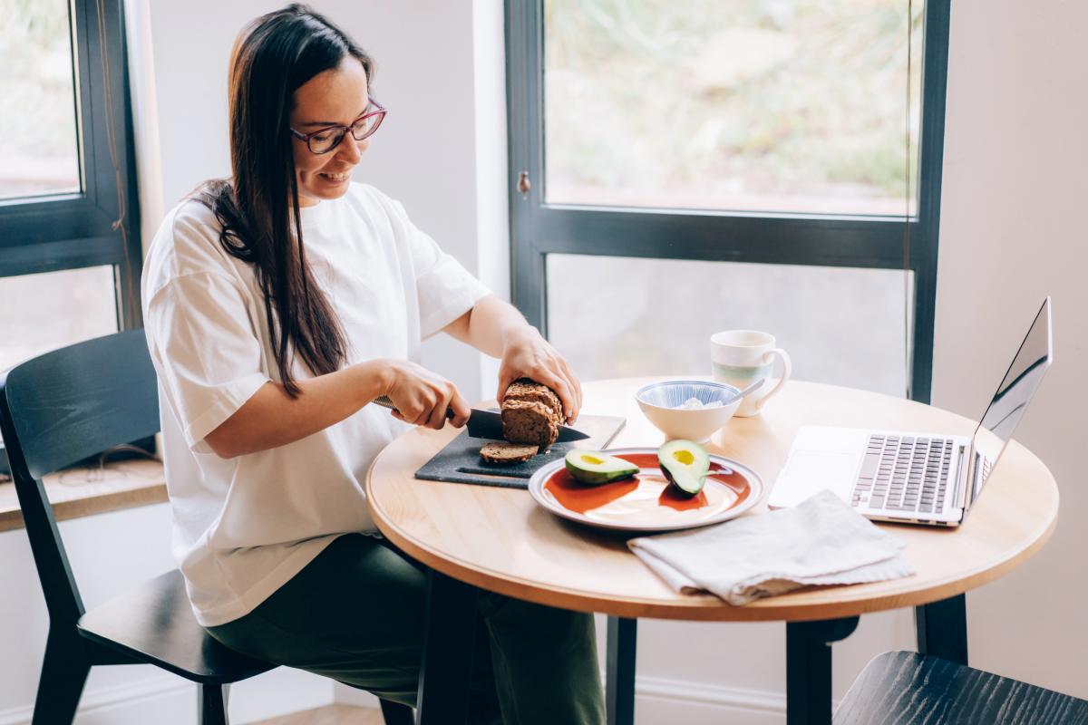 Una mujer preparándose el desayuno.