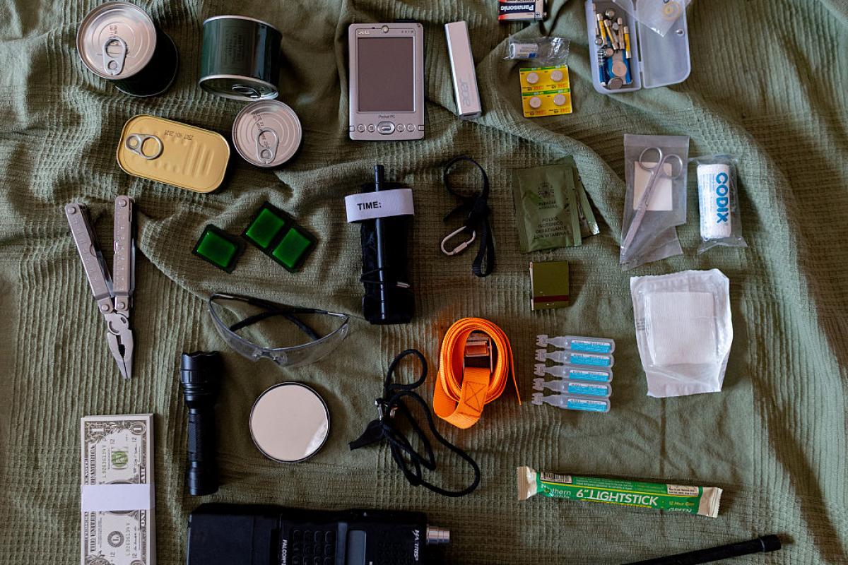 Algunos de los componentes que deberían estar en el kit de supervivencia que la UE recomienda para situaciones de guerra.