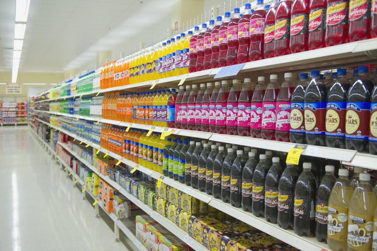 Lineal de bebidas del supermercado.